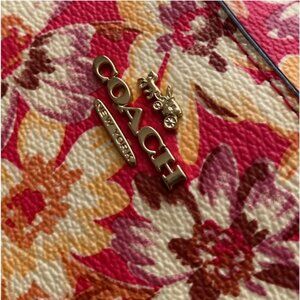 RARE HTF NWOT Coach Vintage Daisy Small Trifold Wallet - Pink Multi